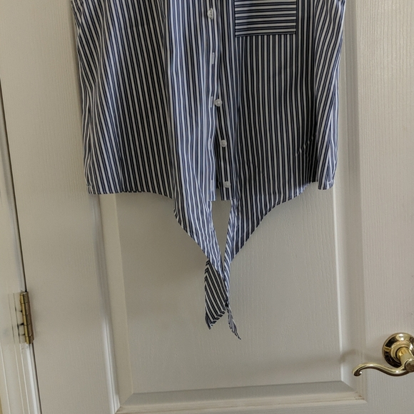 Chicos, no iron, size O, pin stripe sleeveless top - Picture 4 of 6